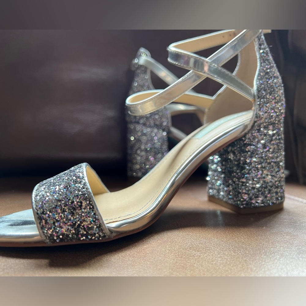 Women’s Betsy Johnson Silver Glitter Sparkle Dress Shoes - Picture 3 of 7
